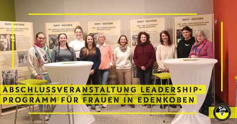 Von links nach rechts: Dany Spindler, Vorsitzende VFMA, Anna Neubauer, TSV Carlsberg, Lina Crolly, 1. FCK, Lisa Schurer, FFV Fortuna Göcklingen, Ulrike Barthen, Mentorin + Mitglied VFMA, Anja Schnöke, FSV Nieder-Olm, Kerstin Janß, SV Guntersblum, Michaela Birkholz, SV Mörlheim, Johanna Brauch, FMSG Waldböckelheim/Bretzenheim, Bärbel Petzold, Projektleiterin. (nicht auf die Bild Ute Seifert, FSV Bretzenheim und Kathrin Breivogel, SG Eintr. Bad Kreuznach)