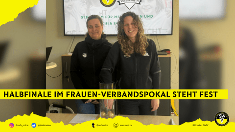 Dany Spindler und Nele Janssen posieren bei der Auslosung der Halbfinalbegegnungen im Frauen-Verbandspokal