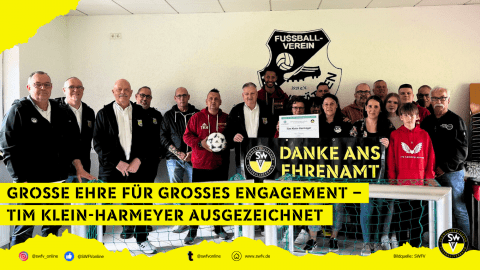 Tim Klein-Harmeyer (roter Pullover) neues Club 100 Mitglied
