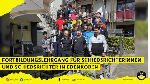 Schiedsrichterinnen und Schiedsrichter stehen auf einer Treppe vor der Sportschule Edenkoben für ein Gemeinschaftsbild