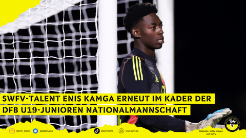 Enis Kamga lehnt am Pfosten eines Tores und dirigiert seine Mauer, die man nicht sieht. 