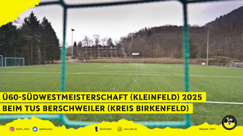Bild mit Sportplatz durch ein Tornetz fotografiert. Im Hintergrund ist die Sportschule Edenkoben.