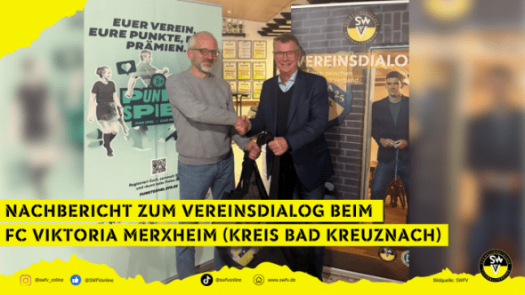 Andreas Grub (1. Vorsitzender, FC Viktoria Merxheim, links) und Thomas Bergmann (SWFV-Präsident) bei der Geschenkübergabe