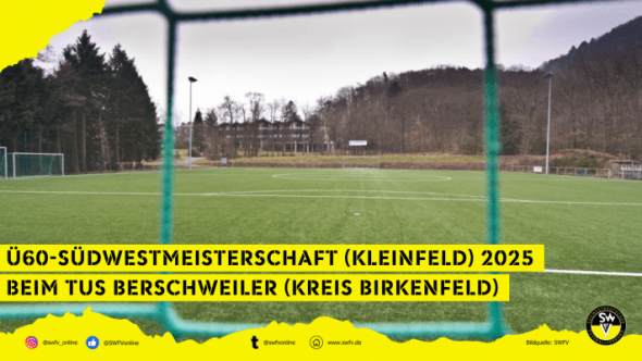 Bild mit Sportplatz durch ein Tornetz fotografiert. Im Hintergrund ist die Sportschule Edenkoben.