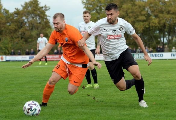 „Ein wertvoller Spieler, der mit seiner individuellen Klasse Spiele entscheiden kann“: Daniel Schattner (links) im Oberliga-Spiel des FC Speyer 09 gegen Arminia Ludwigshafen. Foto: Moray