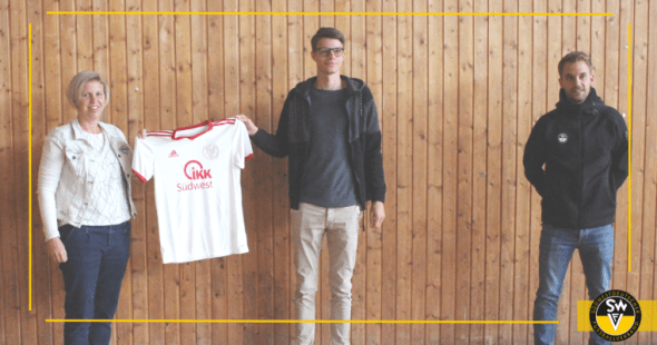 Noah Donner (Mitte) freut sich über einen neuen Trikotsatz für seine Mannschaft Trikotübergabe für den Gewinner der #WirkickenzuHause-Liga