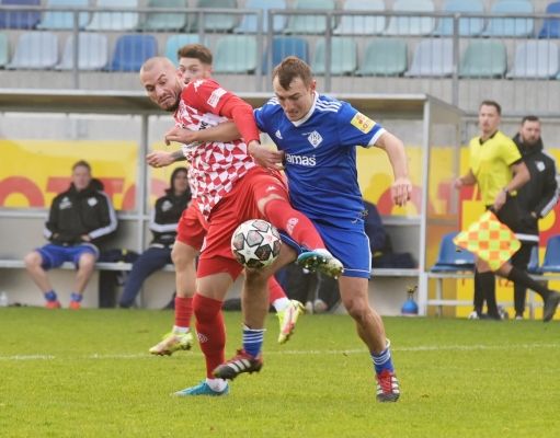 Südwest-Teams im Regionalliga-Duell: Daniel Bohl (rechts, FK Pirmasens) im Duell mit Simon Brandstetter vom FSV Mainz 05 II 1. FSV Mainz 05 II gegen FK Pirmasens