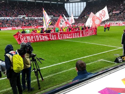 Gemeinsam für Erinnerung und Vielfalt - Ente Bagdad und Mainz 05 beim Spiel gegen FC Bayern München Ente Bagdad