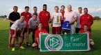 Volker Schmitt, Mitglied der Kommission Gesellschaftliche Verantwortung, bei der Übergabe der Präsente des SWFV an den glücklichen Monatssieger Mai, Julian Günther. Julian Günther Fair ist mehr Monatssieger des SWFV im Mai 2019