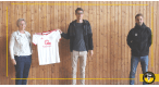 Noah Donner (Mitte) freut sich über einen neuen Trikotsatz für seine Mannschaft Trikotübergabe für den Gewinner der #WirkickenzuHause-Liga