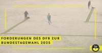 Schneebedeckter Platz, der gerade geräumt wird. Als Caption steht: Forderungen des DFB zur Bundestagswahl 2025