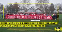 Erinnerungsspieltag bei FC Ente Bagdad. Gemeinschaftsbild mit beiden Mannschaften auf dem Spielfeld