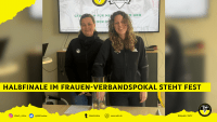 Dany Spindler und Nele Janssen posieren bei der Auslosung der Halbfinalbegegnungen im Frauen-Verbandspokal