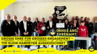Tim Klein-Harmeyer (roter Pullover) neues Club 100 Mitglied