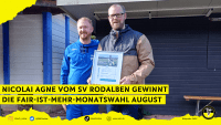 Nicolai Agne vom SV Rodalben mit Thomas Seiler vom SWFV bei der Urkundenübergabe