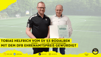 v.l.n.r.: Thomas Seiler und Tobias Helfrich bei der Übergabe des DFB-Ehrenamtspreises Thomas Seiler und Tobias Helfrich