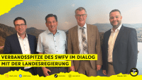 Bildunterschrift v.l.n.r.: Marcus Klein (Minister für Bundes- und Europaangelegenheiten, Sport, Ehrenamt und Medien sowie Chef der Staatskanzlei in Rheinland-Pfalz), Michael Monath (SWFV-Verbandsdirektor), Thomas Bergmann (SWFV-Präsident) und Torsten Welling (Staatssekretär im Ministerium für Bundes- und Europaangelegenheiten, Sport, Ehrenamt und Medien)