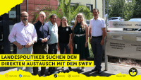 Bildunterschrift: Peter Moskopp (Mitglied des Landtags Rheinland-Pfalz), Dennis Junk (Mitglied des Landtags Rheinland-Pfalz), Michael Monath (SWFV-Verbandsdirektor), Daniela Eble (Leitung der Sportschule Edenkoben), Katharina Schuler (Mitglied des Landtags Rheinland-Pfalz) und Johannes Kölling (Mitglied des Landtags Rheinland-Pfalz)