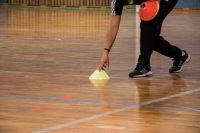 Trainer stellt ein Hütchen