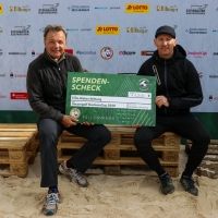 FCK-Aufsichtsrats-Vorsitzender Rainer Keßler (links) mit TAILORMADE-Geschäftsführer Oliver Meyer 