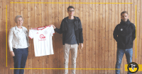 Trikotübergabe für den Gewinner der #WirkickenzuHause-Liga
