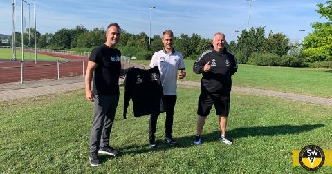 v.l.n.r.: Frank Krämer (IKK Südwest), Timm Ritterböck (SWFV), Dirk Lindenschmitt (FG 08 Muttertsadt). Preisübergabe Mutterstadt