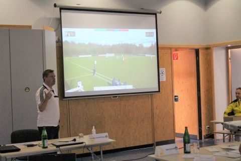 Stv. Verbandsschiedsrichter-Obmann Torsten Bauer bei der Videoanalyse Schiedsrichter-Beobachter