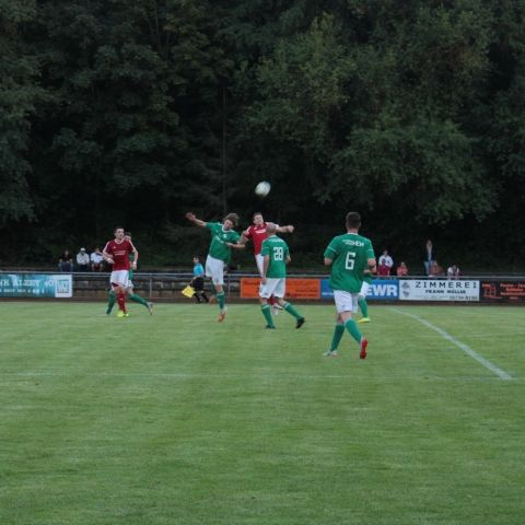 Kopfballduell beim Kreispokalendspiel in Flonheim